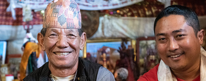 Meisterschamane Dhansing Tamang aus Nepal zusammen mit Angkame Sherpa in Berlin und Rangsdorf